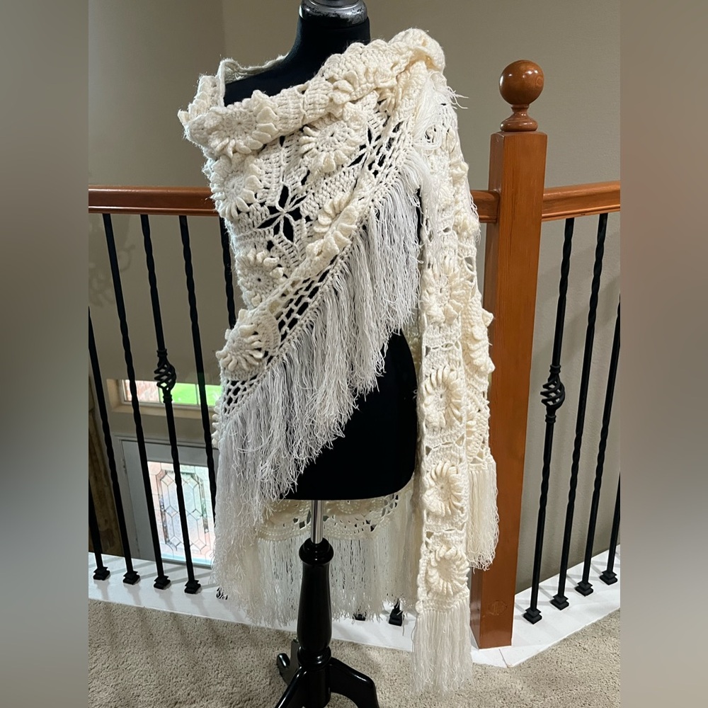 VINTAGE Crochet Fringe Shawl in Cream UNBRANDED, ONE SIZE - Picture 5 of 13